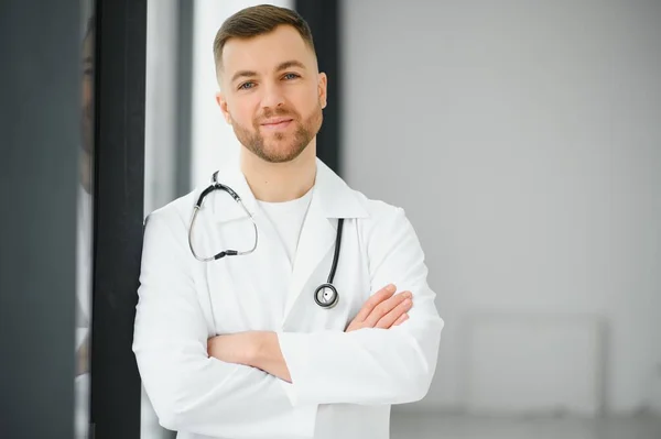 Portret Van Knappe Jonge Dokter Ziekenhuisgang Kijkend Naar Camera Glimlachend — Stockfoto