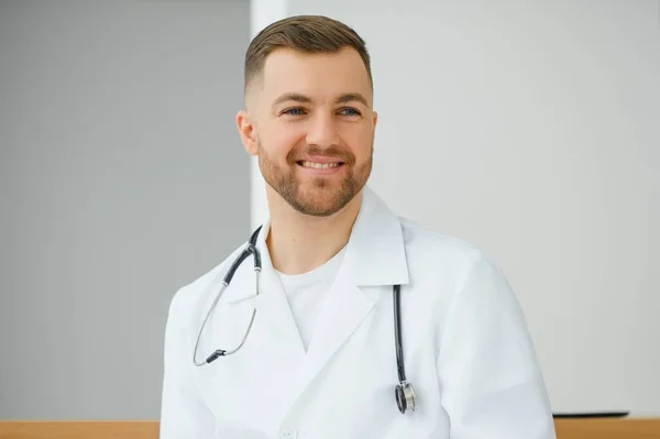 Retrato Belo Jovem Médico — Fotografia de Stock