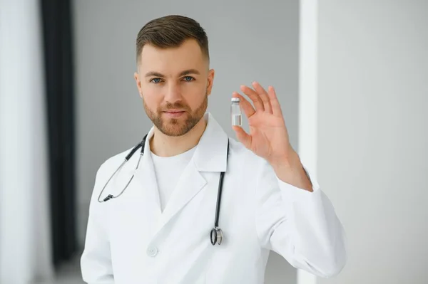 Medische Arts Houdt Vaccin Vast Voor Een Patiënt — Stockfoto