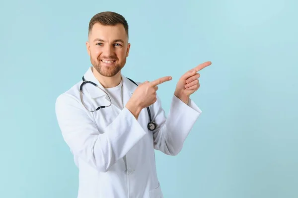 Portret Van Een Lachende Dokter Een Blauwe Achtergrond Gezondheidszorgconcept — Stockfoto