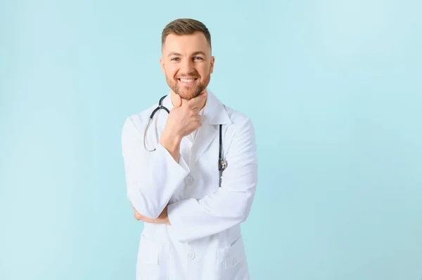 Portret Van Een Lachende Dokter Een Blauwe Achtergrond Gezondheidszorgconcept — Stockfoto