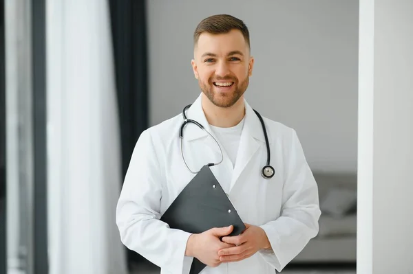 Jonge Zelfverzekerde Mannelijke Arts Portret Succesvol Dokterscarrièreconcept — Stockfoto