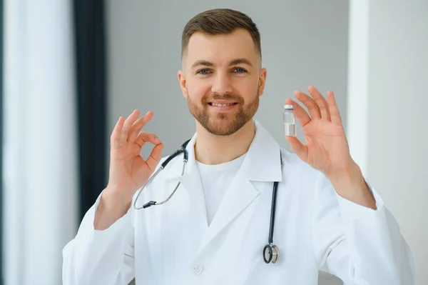 Medische Arts Houdt Vaccin Vast Voor Een Patiënt — Stockfoto