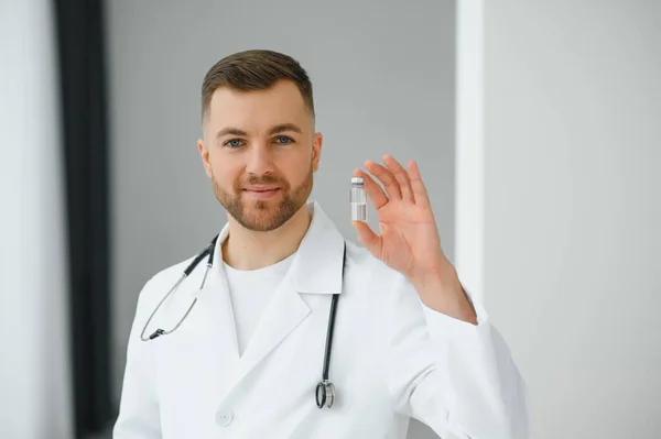 Jonge Zelfverzekerde Mannelijke Arts Portret Succesvol Dokterscarrièreconcept — Stockfoto