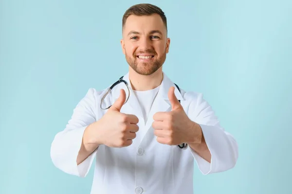 Sağlık Sorunları Olan Hastalara Yardım Etmeye Hazır Gülümseyen Genç Doktorun — Stok fotoğraf
