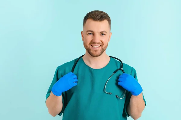 Mavi Arka Planda Gülümseyen Bir Doktorun Portresi Sağlık Hizmetleri Kavramı — Stok fotoğraf