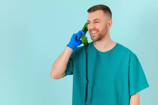 Arzt Mit Telefon Auf Blauem Hintergrund Arztanruf Konzept — Stockfoto