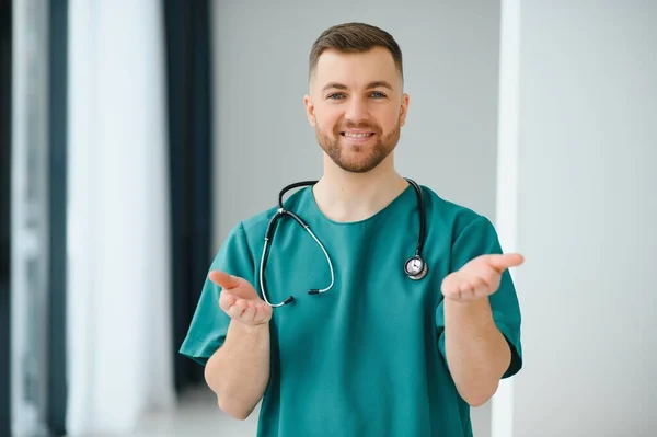 Retrato Médico Masculino Joven Confiado Concepto Exitoso Carrera Médico —  Fotos de Stock