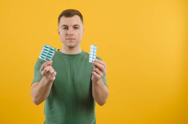 Vitamin kompleksi. Yakışıklı adam ilaç alıyor. Sağlık hizmetleri. Daha yaygın olarak yazılan antidepresanlar. Sağlığa yatırım. İlaç konsepti. Erkek sağlığı için gıda katkı maddeleri