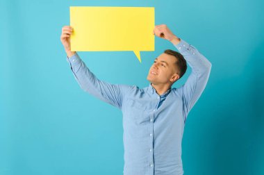 Mavi stüdyo arka planında konuşma balonu tutan adam, tasarım için model