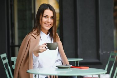 Kız kahve içip sohbet için iş yerinde mola kullanın