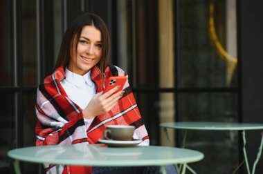 Kız kahve içip sohbet için iş yerinde mola kullanın