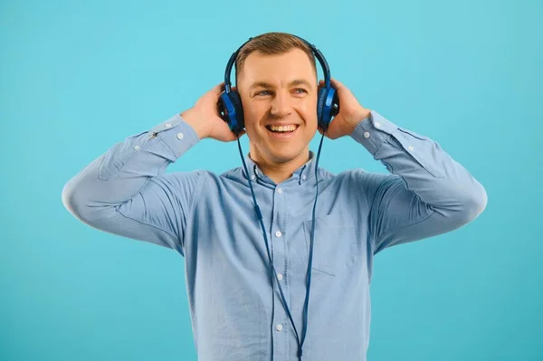 Guapo Joven Escuchando Música Sobre Fondo Color — Foto de Stock