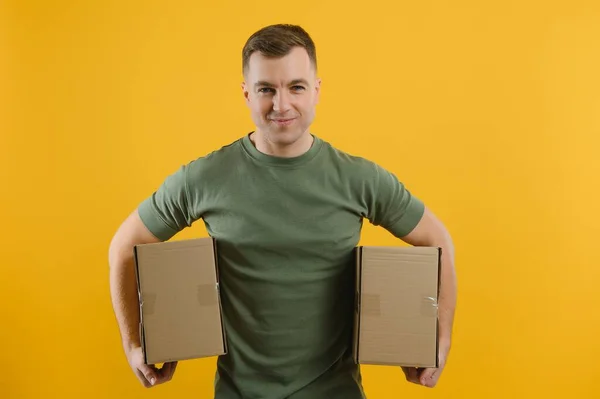 Liefermann Grüner Uniform Isoliert Auf Gelbem Hintergrund Studioporträt Männliche Angestellte — Stockfoto