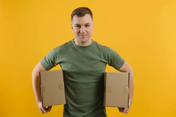 Entrega Homem Uniforme Verde Isolado Fundo Amarelo Retrato Estúdio Empregado — Fotografia de Stock