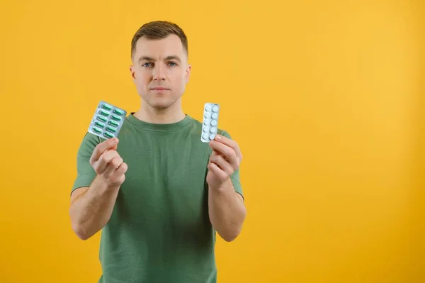 Complexo Vitamínico Homem Bonito Toma Medicação Saúde Antidepressivos Mais Comumente — Fotografia de Stock