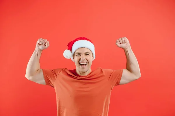 Porträt Eines Glücklichen Und Aufgeregten Mannes Mit Weihnachtsmütze Der Sich — Stockfoto