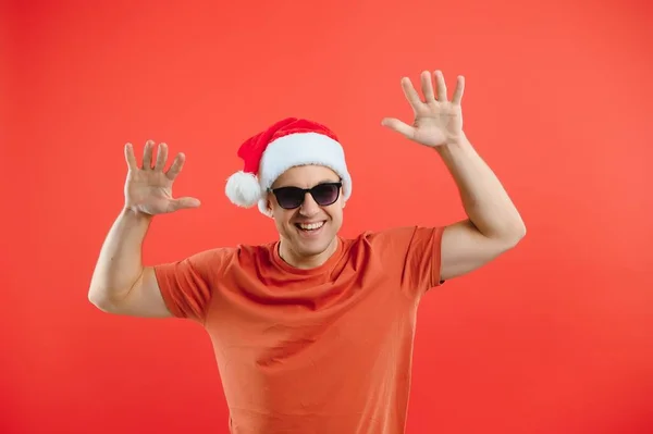 Porträt Eines Glücklichen Und Aufgeregten Mannes Mit Weihnachtsmütze Der Sich — Stockfoto