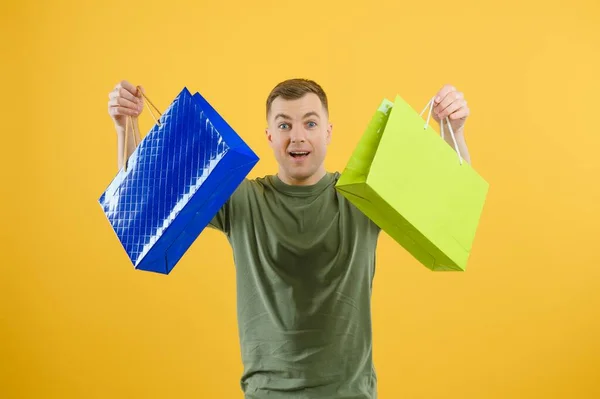 Retrato Pareja Sonriente Sosteniendo Bolsas Aisladas Sobre Fondo Amarillo —  Fotos de Stock