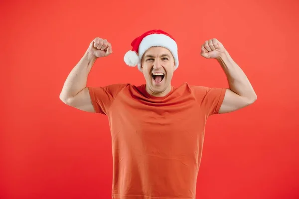 Konzeptmenschen Körpersprache Zustimmung Empfehlung Ein Aufgeregter Mann Weihnachtsmannmütze Isoliert Auf — Stockfoto