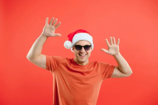 Konzeptmenschen Körpersprache Zustimmung Empfehlung Ein Aufgeregter Mann Weihnachtsmannmütze Isoliert Auf — Stockfoto