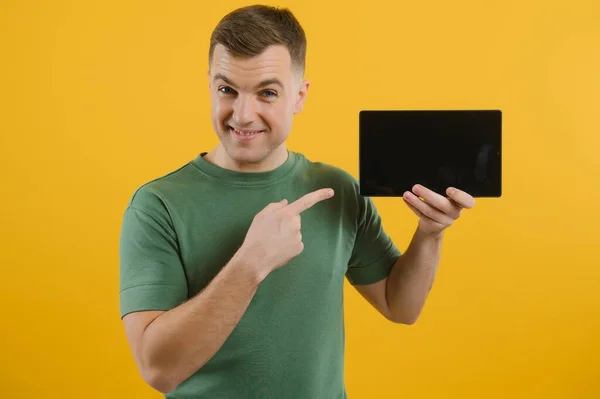 Incroyable Homme Heureux Aide Une Tablette Numérique Regardant Choqué Par Photos De Stock Libres De Droits