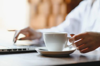 Shot Cafe, net-kitap üzerinde çalıştıktan sonra onun dersler, üniversitede sarışın kız öğrenci otururken boş kopya alanı ekranlı dizüstü bilgisayarda klavye genç kadın görünümünü kırpılmış güneş parlaması