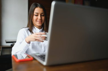 Güzel beyaz bir kadın hakkında bir şey ile taşınabilir net-kitap modern kafe barda otururken dizüstü bilgisayarda çalışması sırasında yeni fikirler hakkında düşünme kadın serbest meslek büyüleyici genç hayal