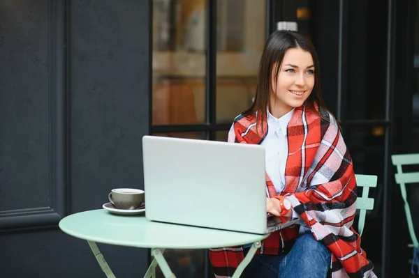 Foto Ritratto Splendida Donna Attraente Che Lavora Sul Computer Portatile — Foto Stock