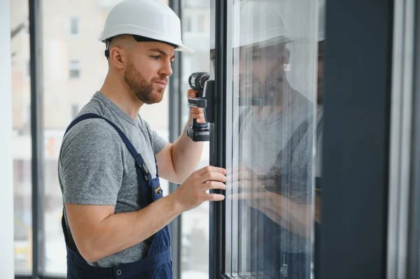 Bauarbeiter Repariert Kunststofffenster Mit Schraubenzieher Drinnen Platz Für Text Bannerdesign — Stockfoto