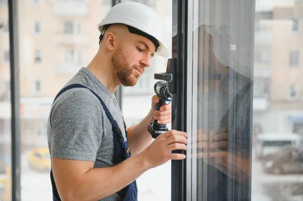 Trabalhador Construção Usando Broca Durante Instalação Janela Dentro Casa — Fotografia de Stock