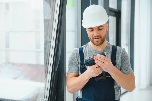 Trabajador Construcción Instalando Ventana Casa —  Fotos de Stock