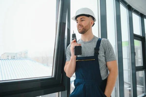 Bauarbeiter Montiert Fenster Haus — Stockfoto