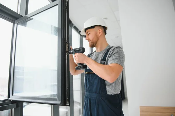 Pohledný Mladý Muž Instalace Bay Okna Novém Domě Staveniště — Stock fotografie