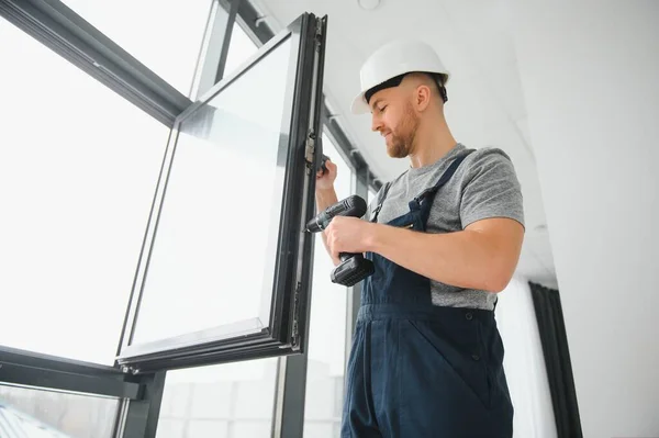 Bauarbeiter Repariert Kunststofffenster Mit Schraubenzieher Drinnen Platz Für Text Bannerdesign — Stockfoto