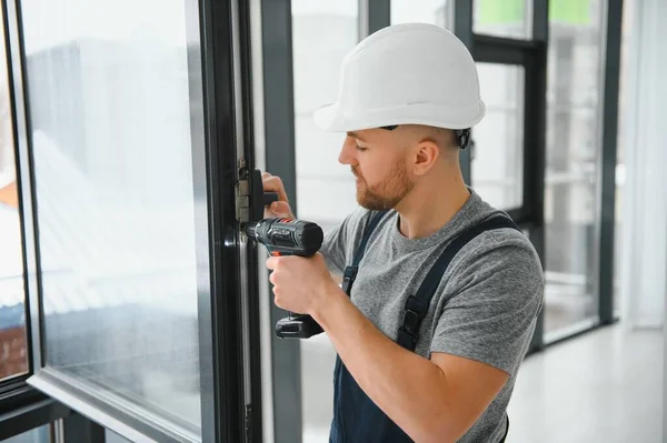 Trabalhador Construção Usando Broca Durante Instalação Janela Dentro Casa — Fotografia de Stock