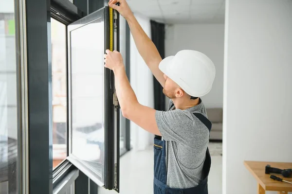 Knappe Jongeman Installeert Erker Erker Nieuw Huis Bouwplaats — Stockfoto