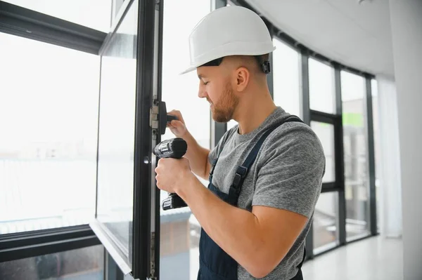 Trabalhador Construção Que Instala Janela Casa — Fotografia de Stock