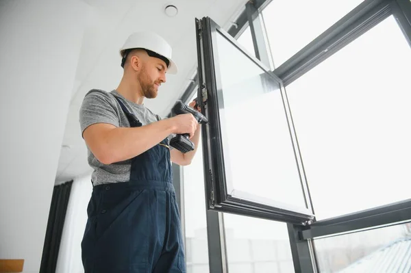 Arbeiter Overalls Beim Einbau Oder Justieren Von Kunststofffenstern Heimischen Wohnzimmer — Stockfoto