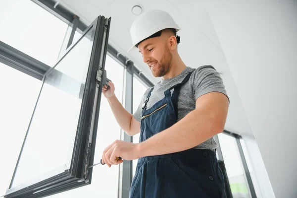 Uomo Servizio Che Installa Finestra Con Cacciavite — Foto Stock