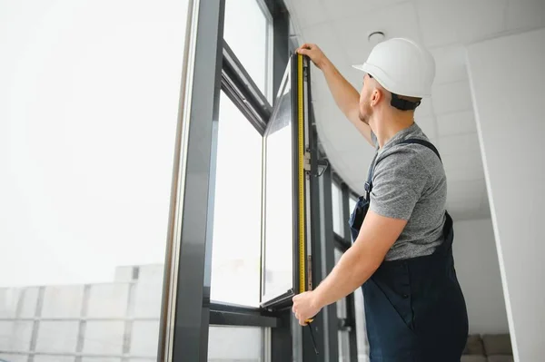 Trabalhador Construção Reparando Janela Plástico Com Chave Fenda Dentro Casa — Fotografia de Stock