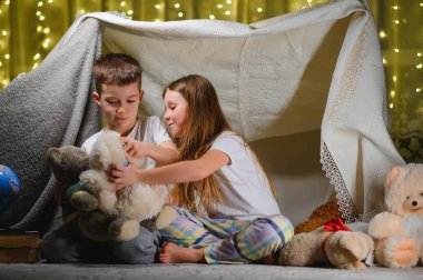 Akşamları evde oyun oynayan iki küçük çocuk kamp çadırı kurup el feneriyle kitap okuyacak ve içeride uyuyacak. Oyun, sihir, yaratıcılık, alarm sistemleri kavramı