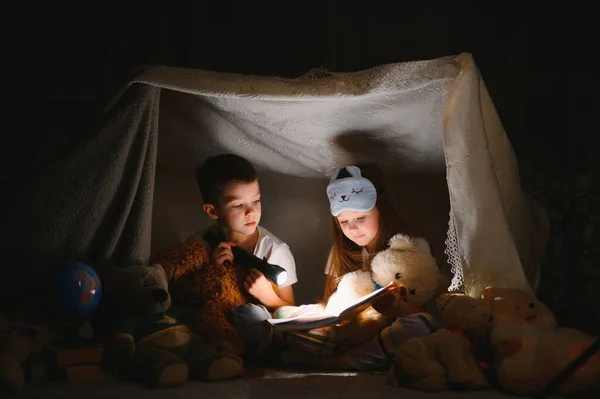 Маленькі Діти Залучаються Читання Дивовижної Книги Вони Лежали Гарному Іграшковому — стокове фото