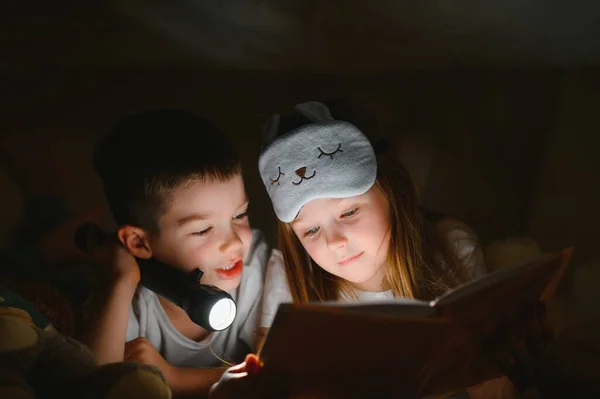 Jeux Lecture Famille Dans Tente Des Enfants Garçon Fille Avec — Photo