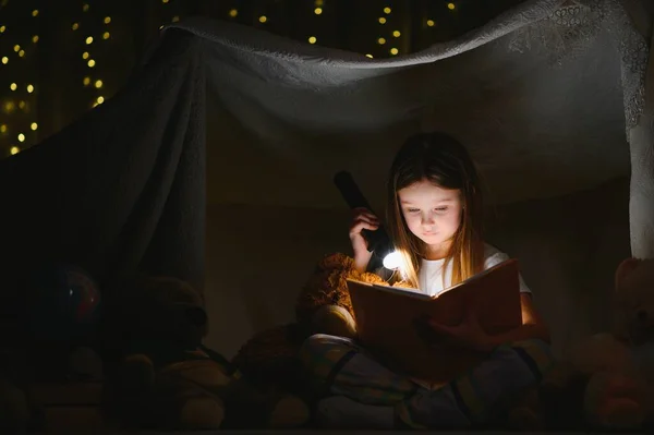 Barn Tjej Läsning Med Bok Och Ficklampa Och Nalle Tält — Stockfoto