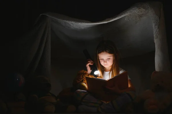 Una Niña Bonita Leyendo Libro Suelo Debajo Lámpara Niños Educación —  Fotos de Stock