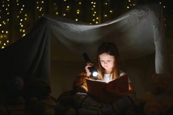Niña Feliz Riendo Leyendo Libro Oscuridad Una Tienda Campaña Casa — Foto de Stock
