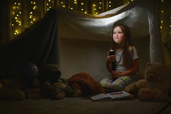 Lezen Familiespellen Kindertent Klein Meisje Met Boeken Zaklamp Voor Het — Stockfoto