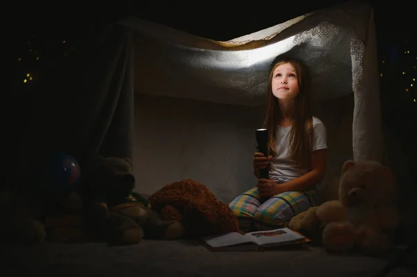 Niña Feliz Riendo Leyendo Libro Oscuridad Una Tienda Campaña Casa — Foto de Stock