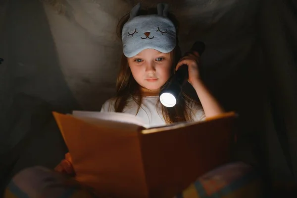 Una Niña Bonita Leyendo Libro Suelo Debajo Lámpara Niños Educación — Foto de Stock